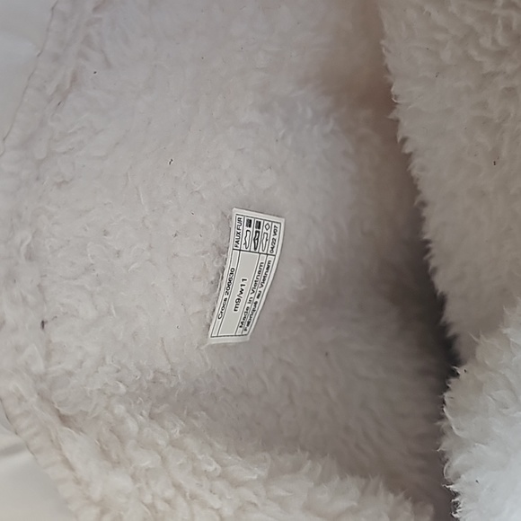 Crocs Classic Fuzzy Lined Puffy Boot - Picture 3 of 4